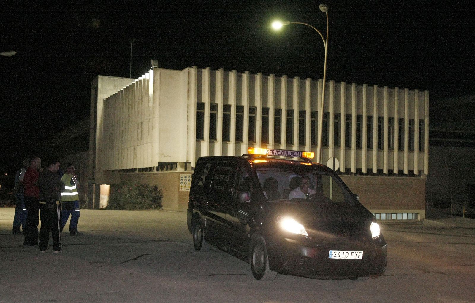 El furgón con los restos mortales de Miguel Ángel Guerrero sale de las instalaciones de SAM el día del accidente.