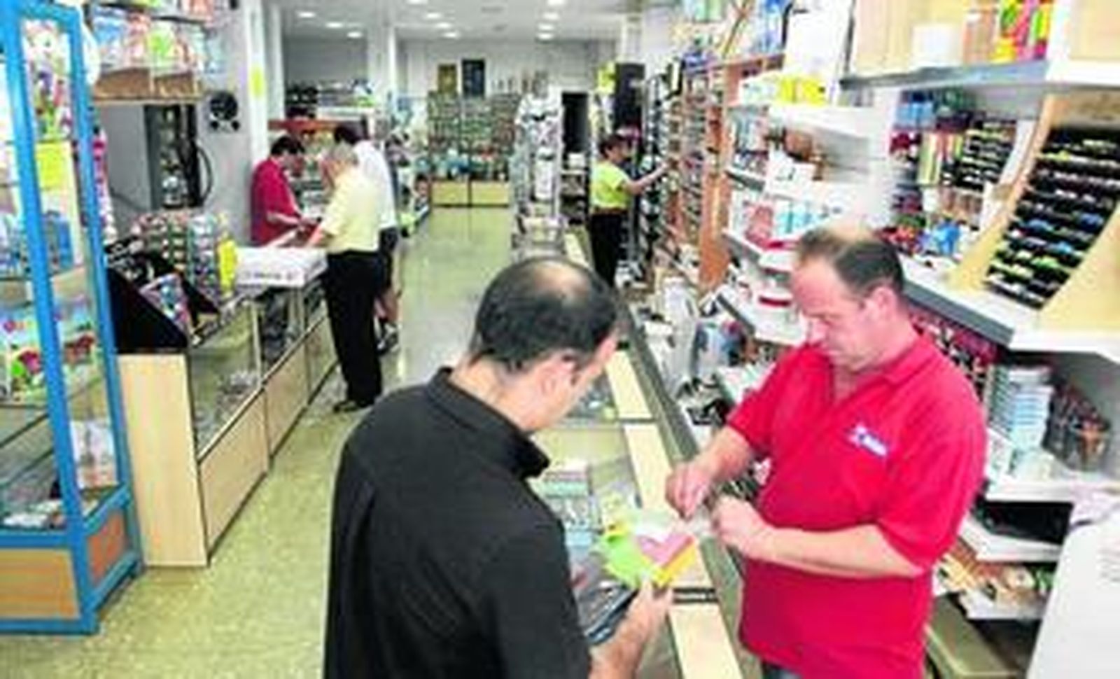 El tejido empresarial andaluz y granadino se fundamenta en los establecimientos minoristas.