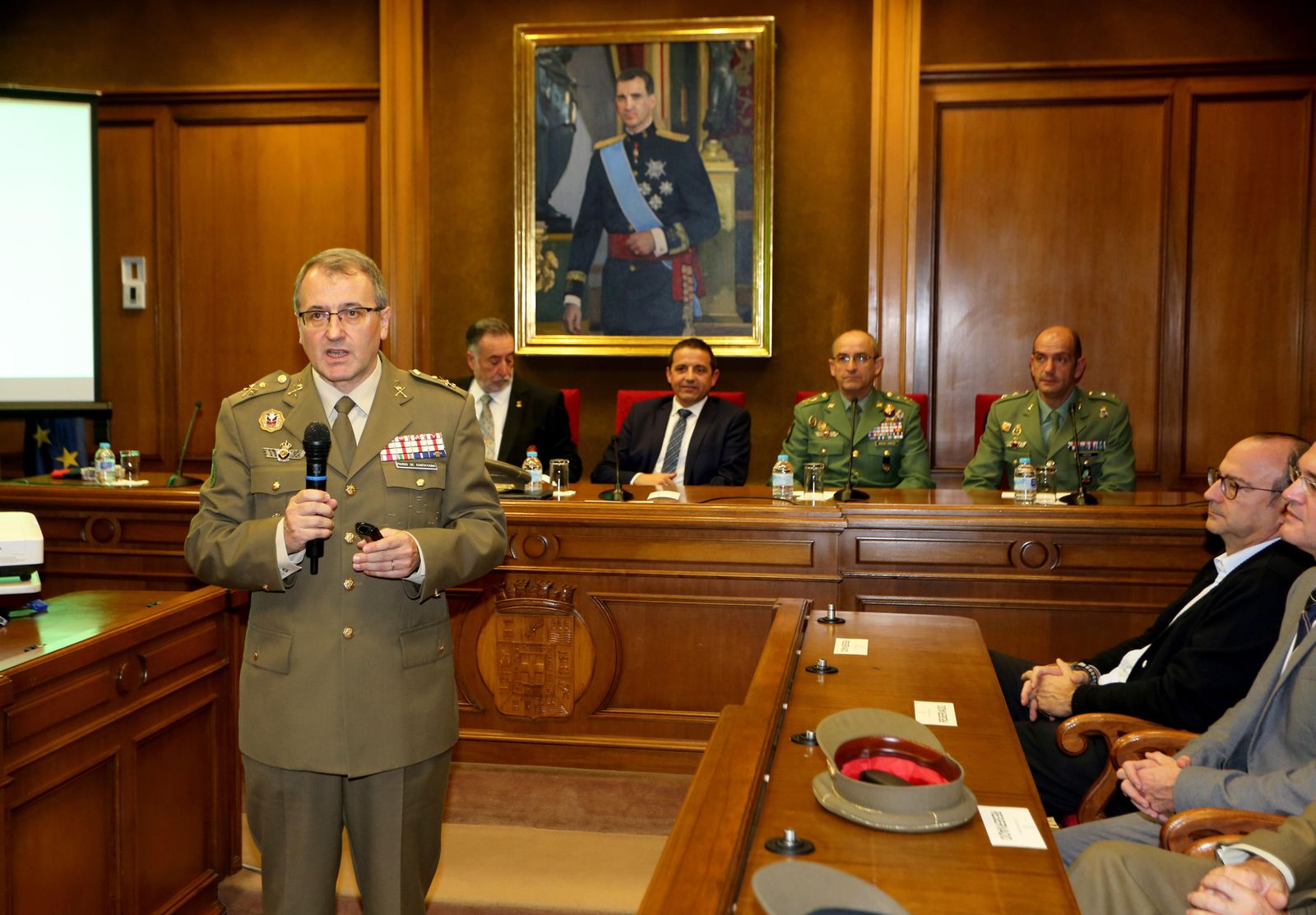 El general de División Ramón Pardo de Santayana durante su exposición en la Diputación Provincial.