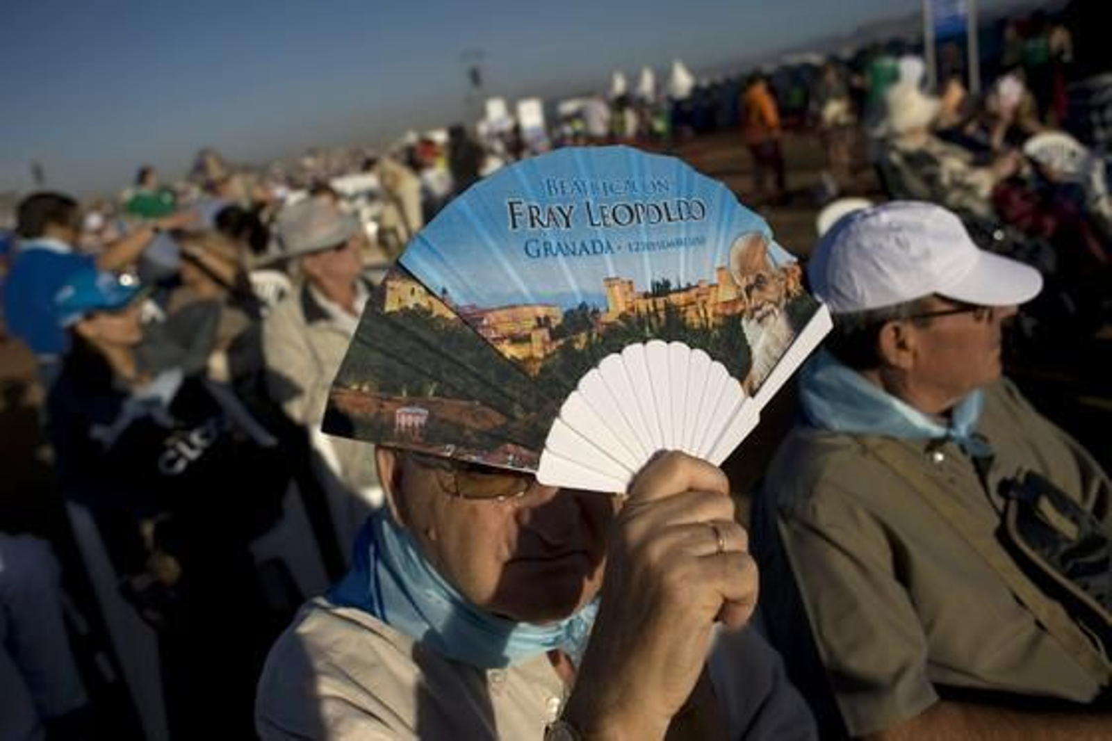 Miles de personas acuden al acto de beatificación de Fray Leopoldo en la base aérea de Armilla. / AFP
