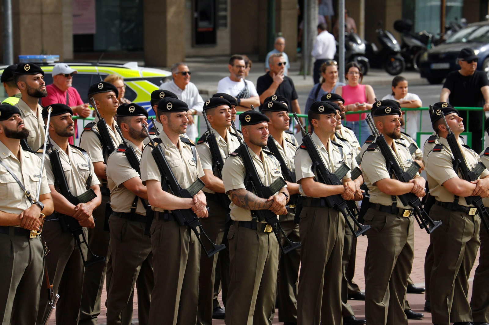 Las fotos del izado de la bandera de España por parte de la BRI X en Córdoba