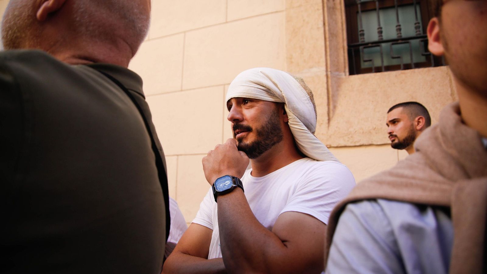 Vea la salida de la Hermandad de Los Ángeles de la Catedral de Almería