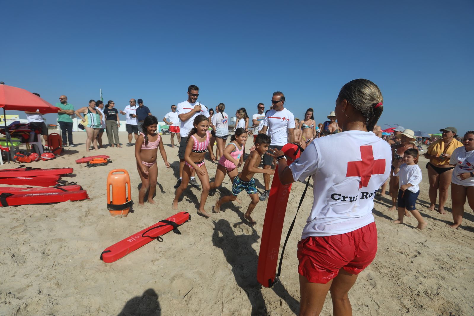 Taller para 'peques socorristas' impartido por Cruz Roja en la playa de Camposoto.