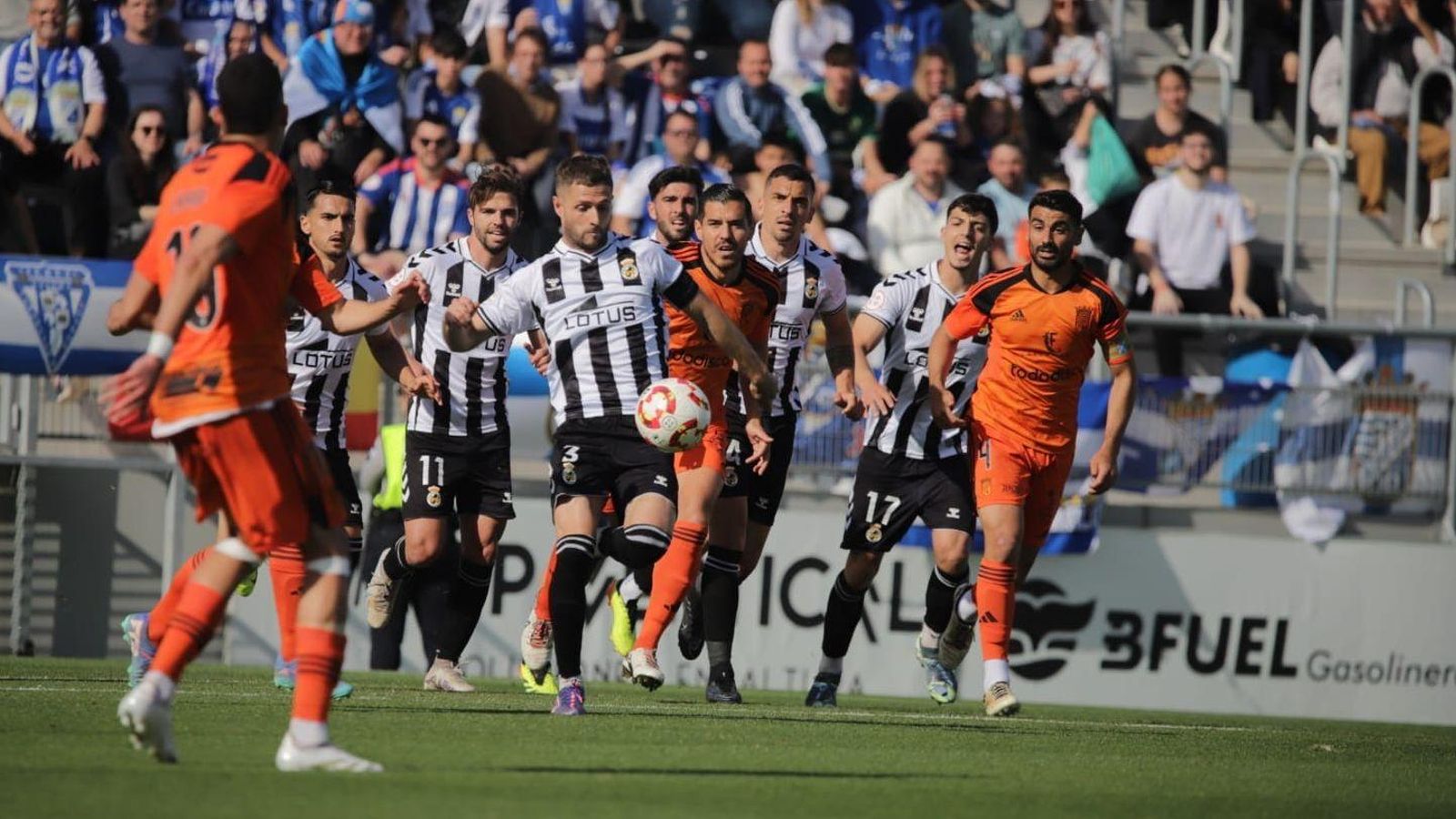 Connor Ruane, el mejor de los locales, avanza con el balón