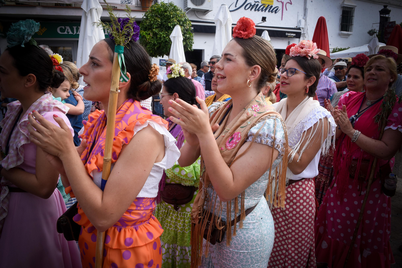 El paso de las Hermandades de El Rocío por Villamanrique, en imágenes
