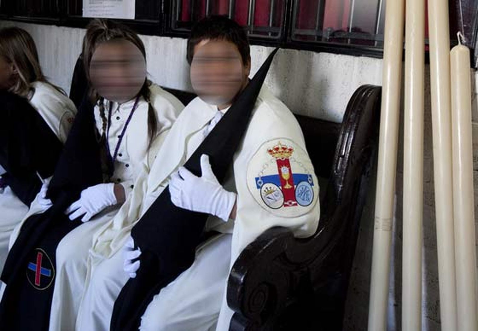 Dos niños nazarenos esperan en la casa hermandad de El Cautivo.

Foto: Jaime Martínez