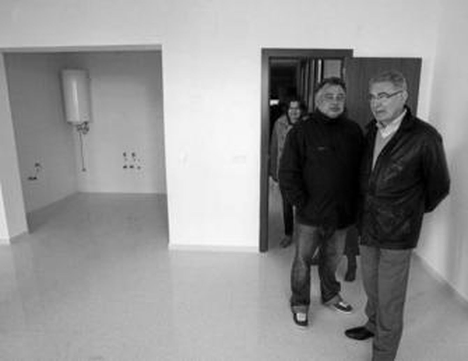 El delegado Pablo Lorenzo visita uno de los pisos de Obispo Félix Soto.