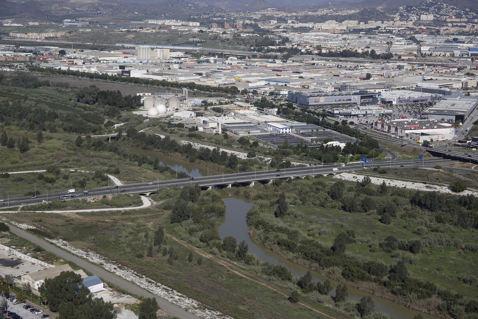 Vista de los polígpnos industriales en torno al río Guadalhorce.