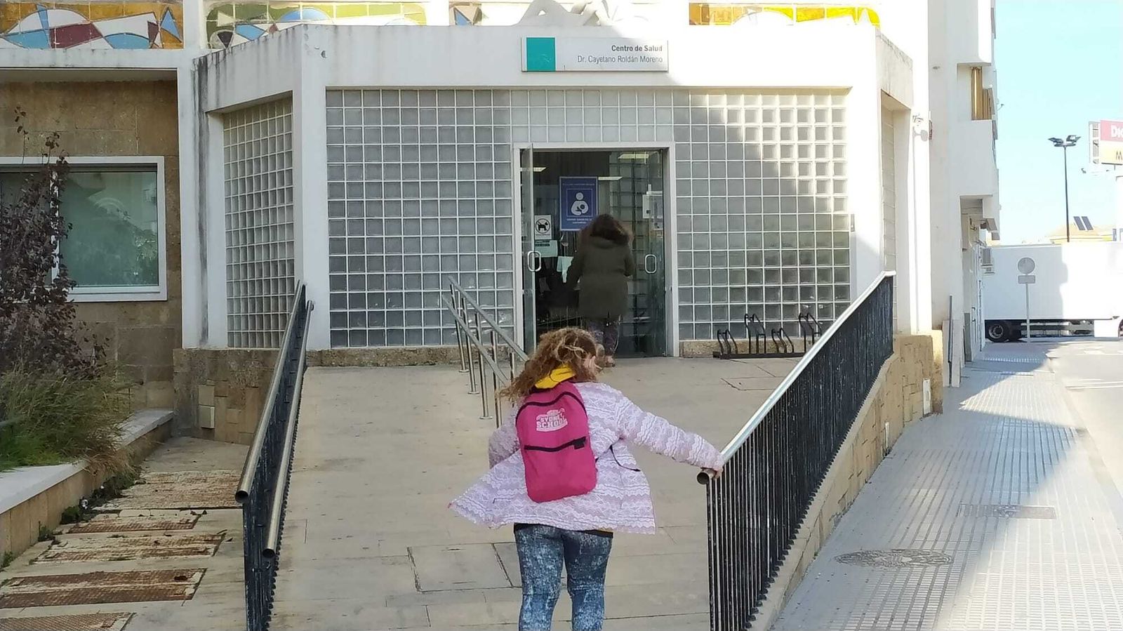 Acceso al centro de salud Cayetano Roldán.