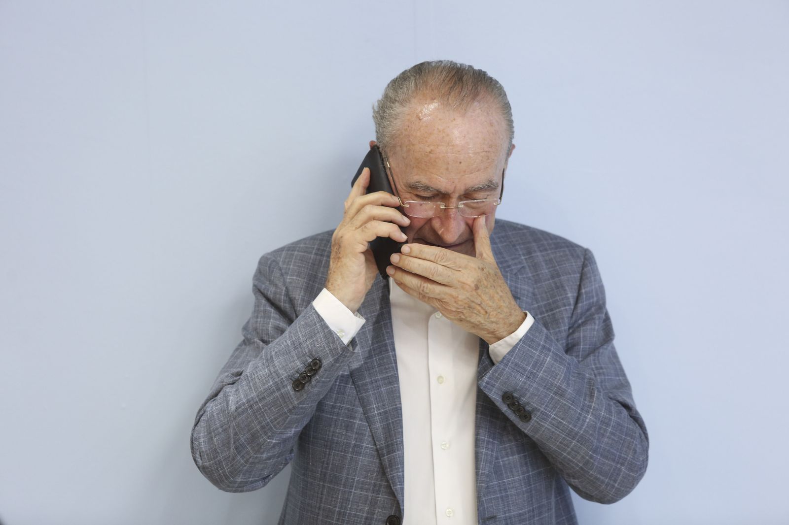 De la Torre, mientras mantiene una conversación telefónica.