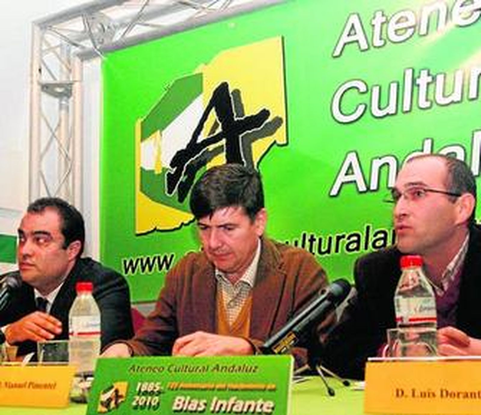 Manuel Pimentel, en el centro, junto al director de Diario de Jerez, David Fernández (i) y Luis Dorantes.
