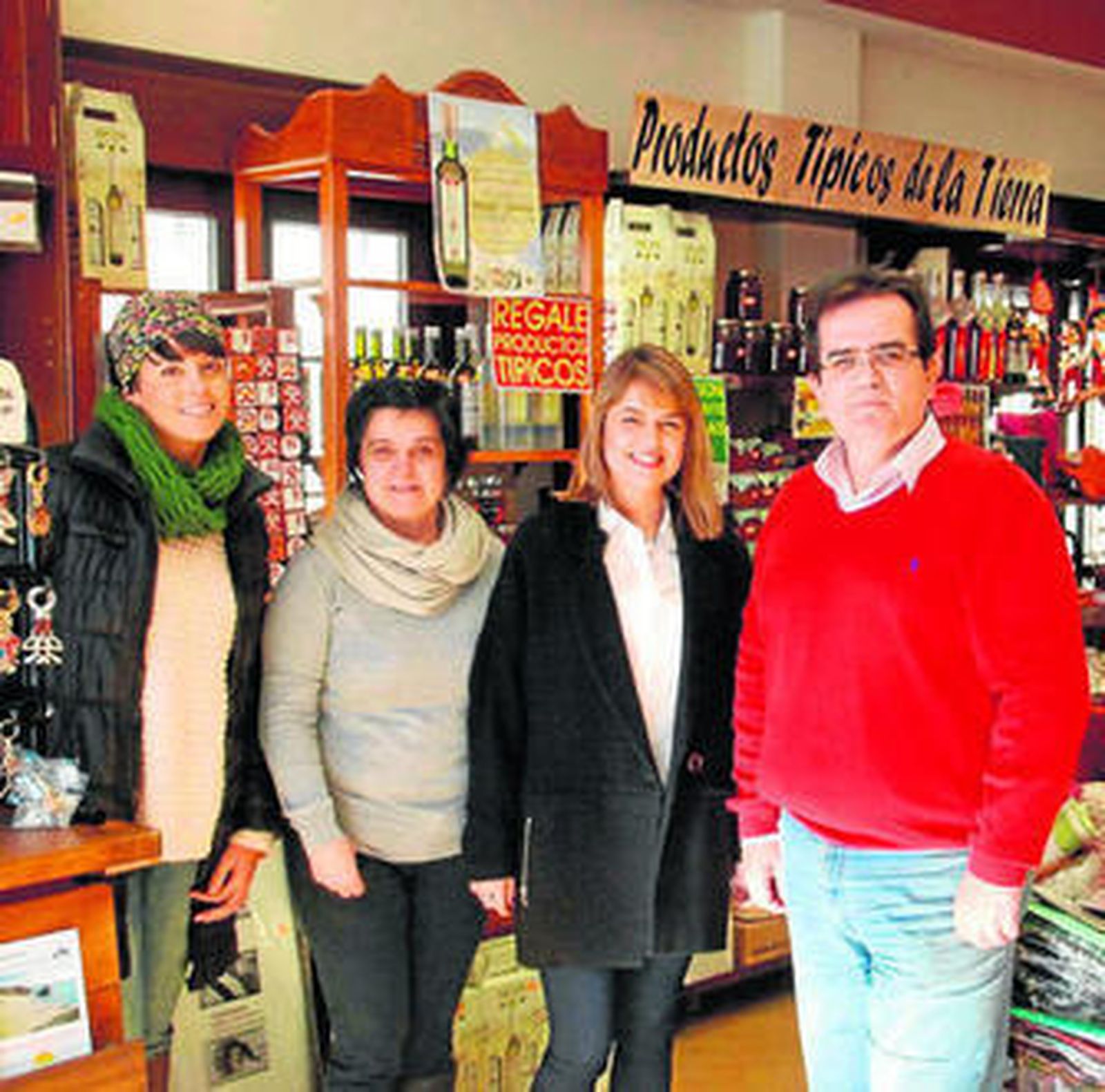El alcalde, Antonio Jesús Rodríguez, ayer, junto a Patricia Rosales.