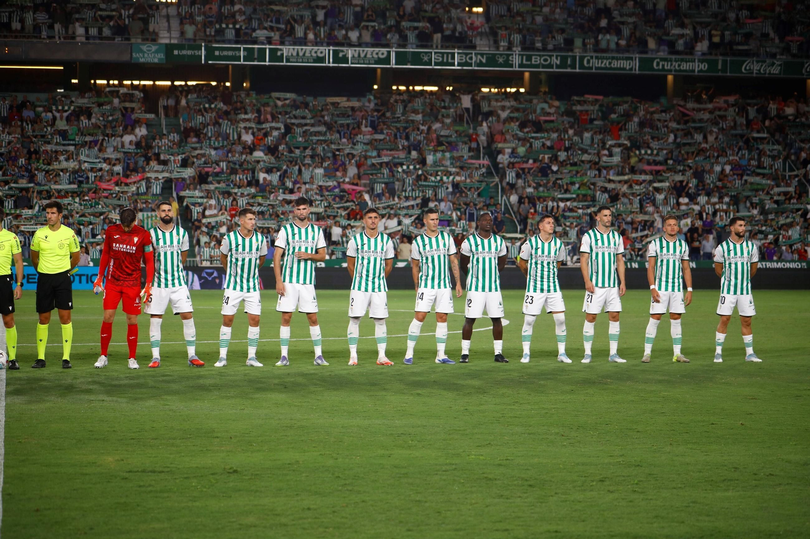 Los jugadores blanquiverdes, antes del inicio del partido frente al Castellón.