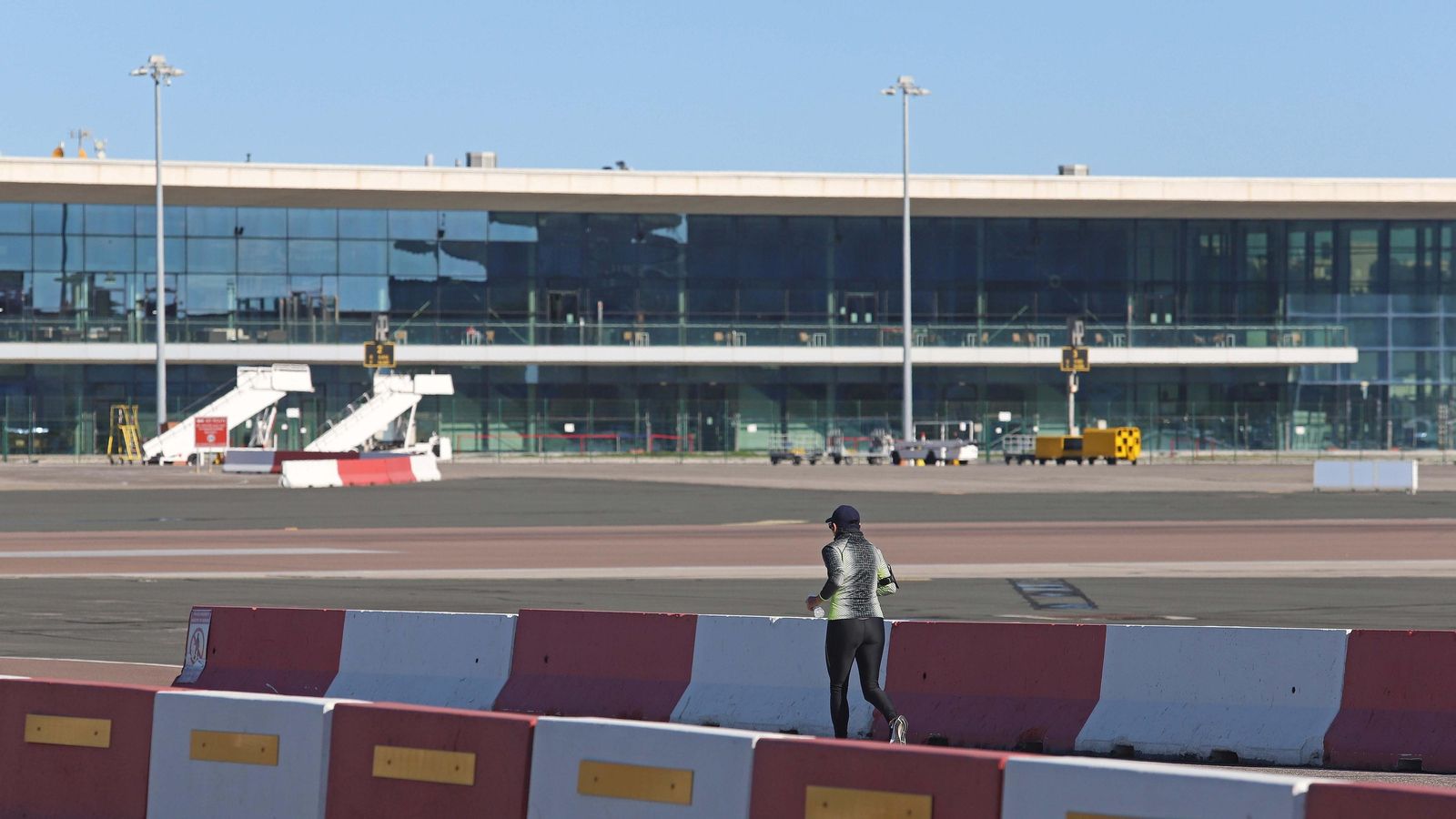 Una joven hace deporte en el entorno del aeropuerto de Gibraltar, donde habrá controles de extranjería.