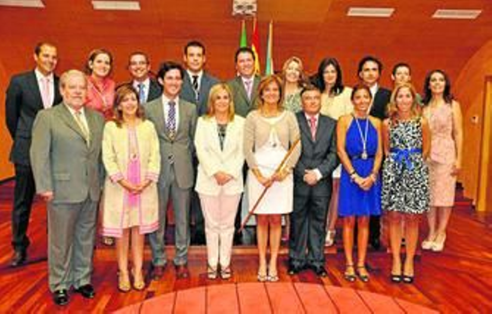 Esperanza Oña y todos sus concejales posan para la fotografía.