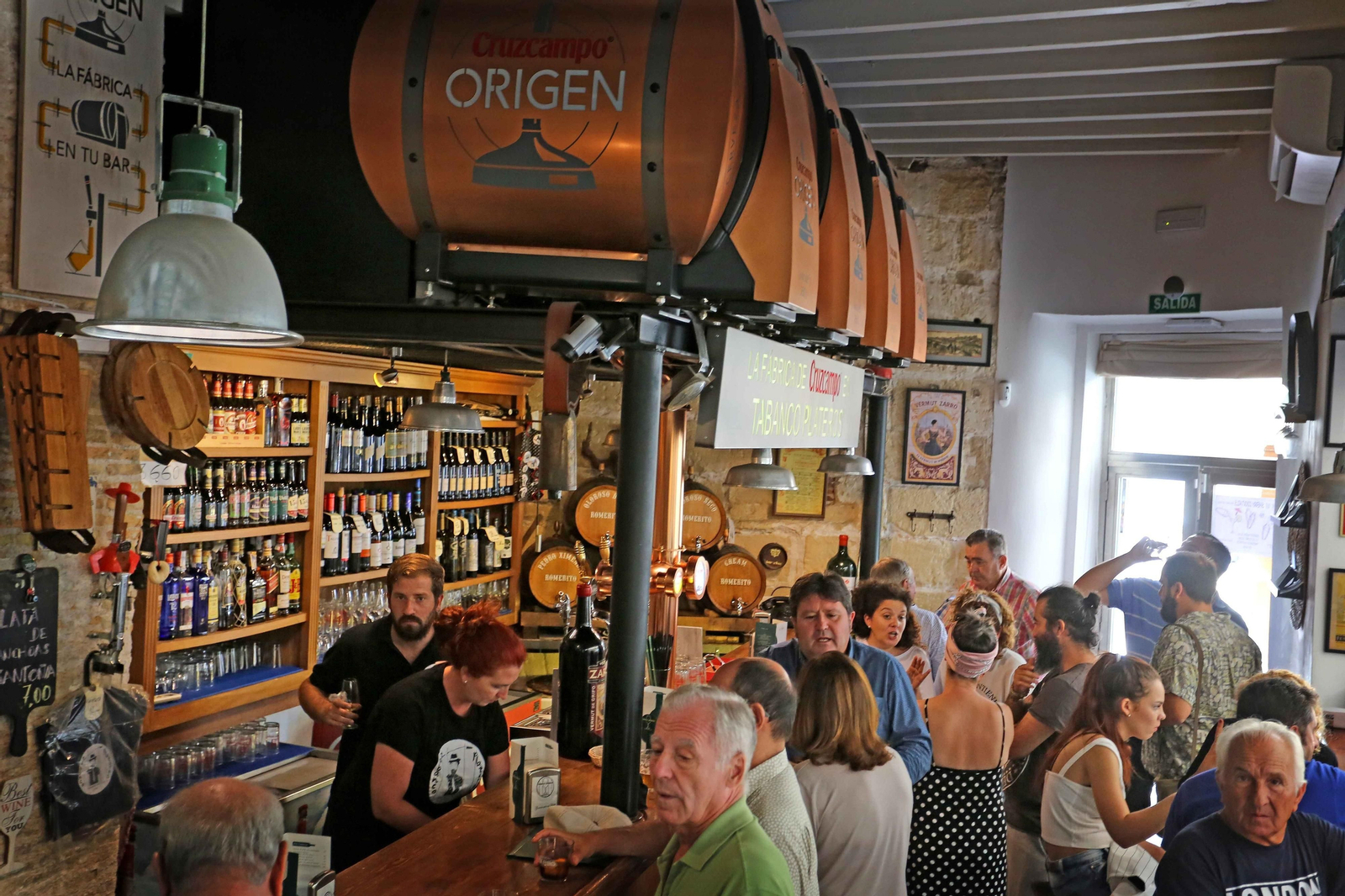 Consumo de vino de Jerez en un tabanco de la ciudad.