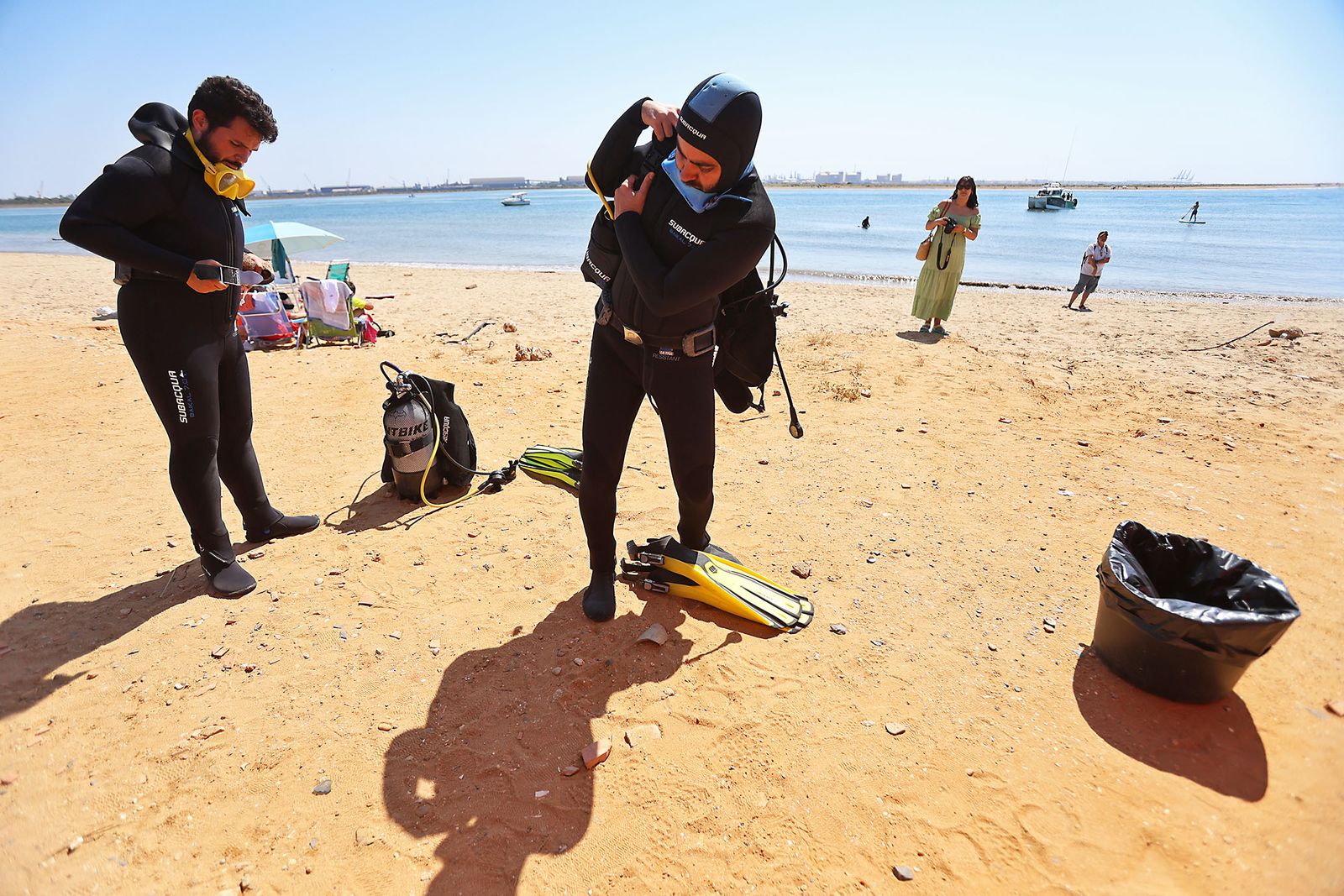 Imágenes de la gran recogida de residuos abandonados en el marco de la octava edición de '1m2 contra la basuraleza'. En la playa de la Canaleta.