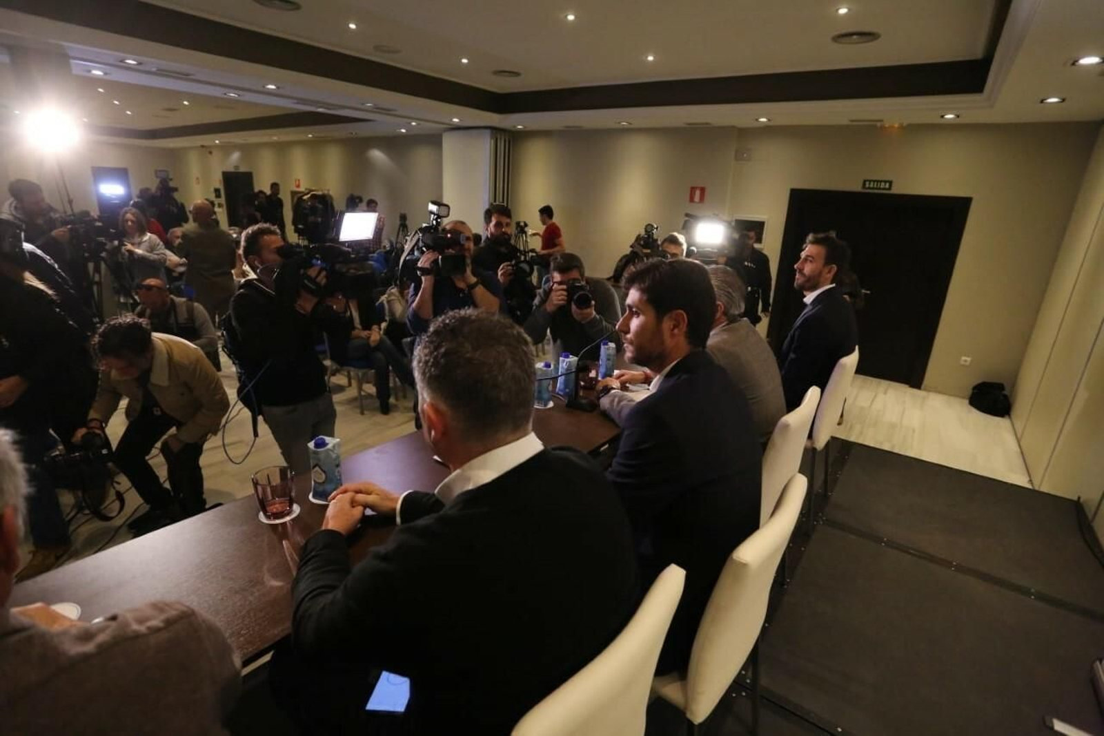 Las fotos de la rueda de prensa de Víctor
