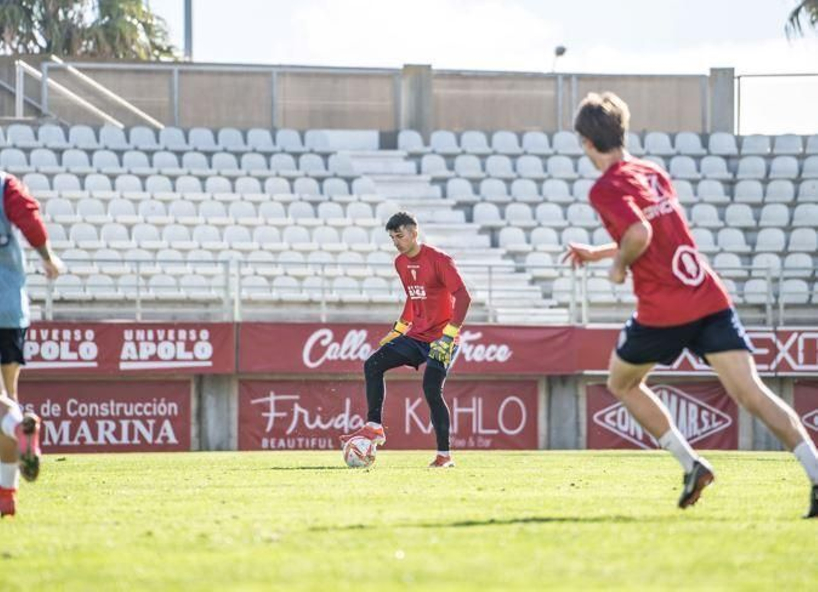 El portero Pol Tristán se ejercita en el Nuevo Mirador.
