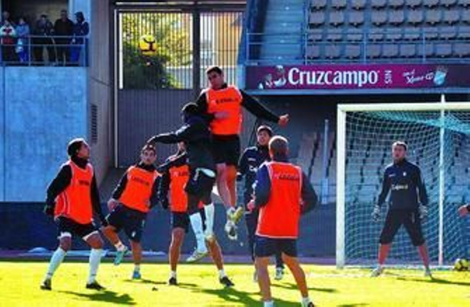 Míchel, que salta por el balón con Sidi Keita, puede ser titular.