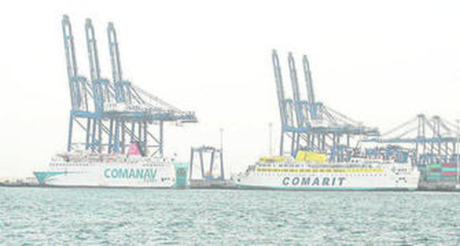 Dos de los barcos de Comarit y Comanav, atracados en Isla Verde Exterior.