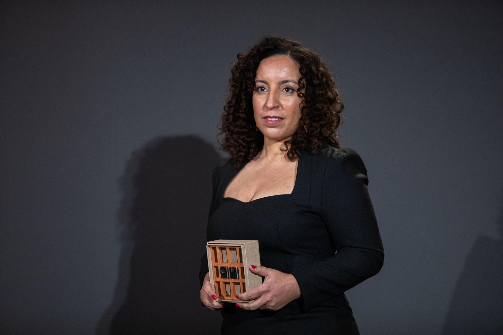 La escritora española de origen marroquí Najat El Hachmi (Beni Sidel, 1979), este miércoles en Barcelona tras recibir el Premio Nadal.