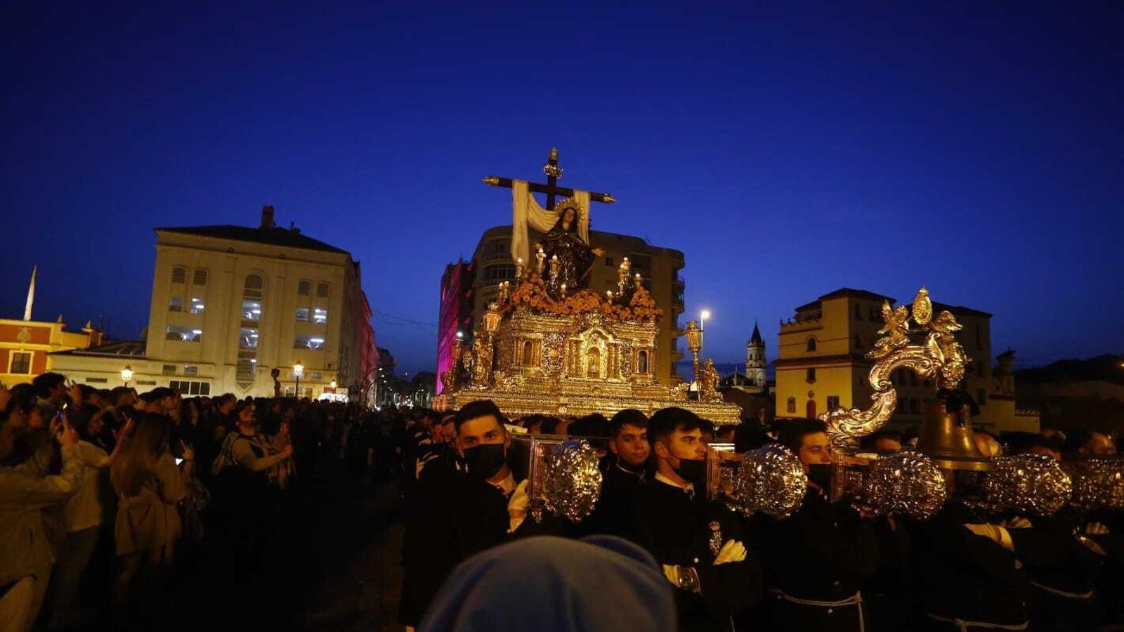 La Soledad de San Pablo, de la hermandad del Traslado, cruza el puente de la Aurora.