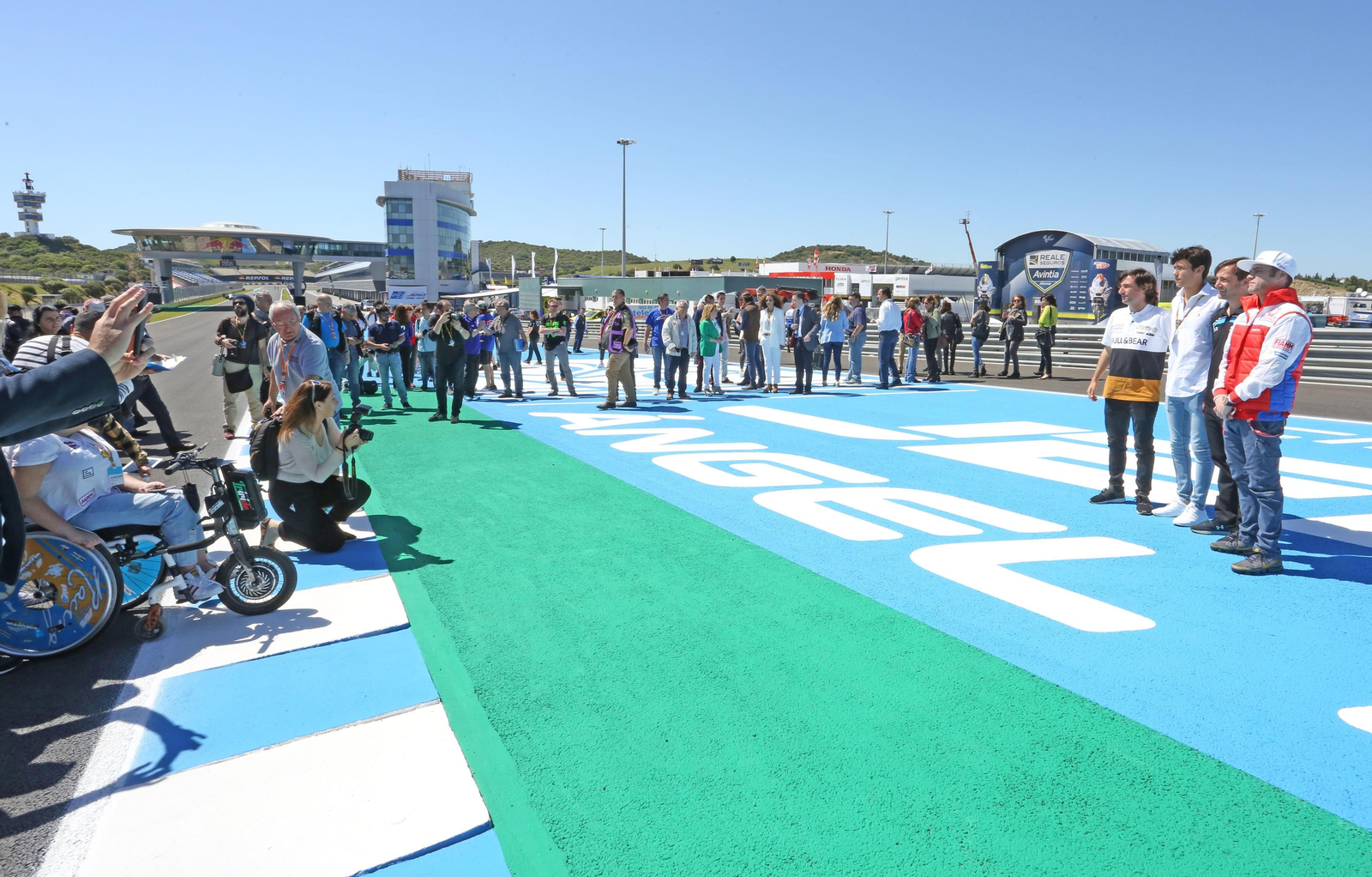 El busto de Ángel Nieto ya luce en el circuito.