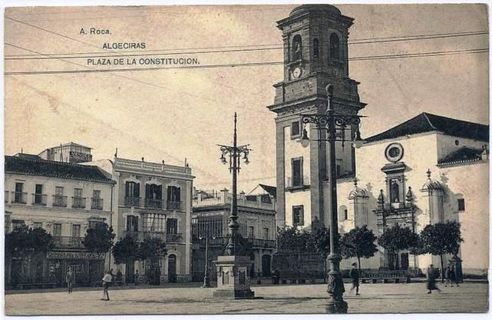La mantequería Méndez, a la izquierda de la iglesia.