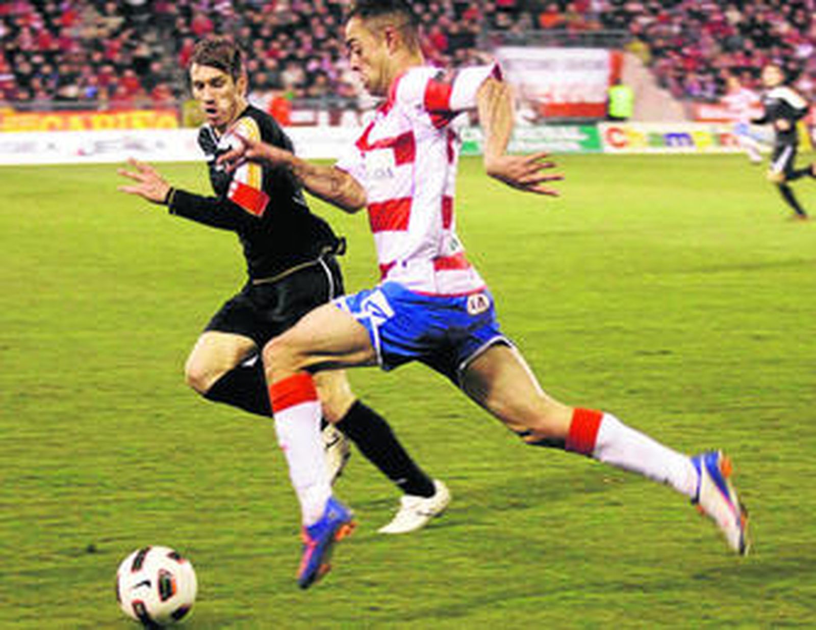 Dani Benítez corre la banda izquierda frente a Kike Tortosa durante el partido del pasado viernes frente al Albacete.