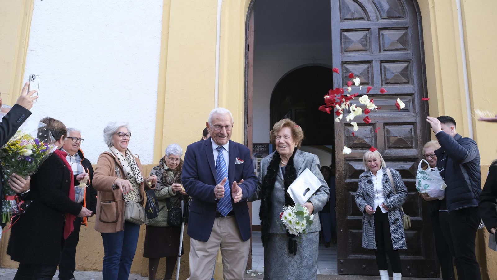 Brindis por 75 años de amor de Carmen y Roque, en imágenes