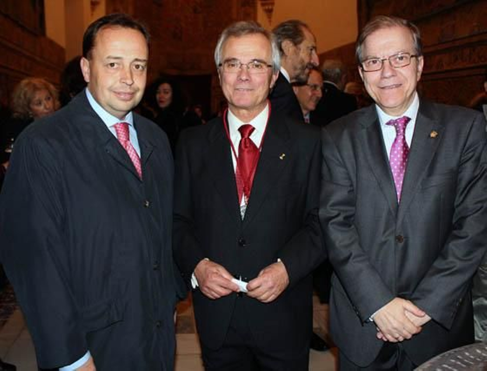 En el centro, José María Cabeza, con Manuel Sáinz Méndez, director de la Cabalgata de Reyes de Sevilla, y Alberto Máximo Pérez Calero, presidente del Ateneo de Sevilla

Foto: Victoria Ramírez