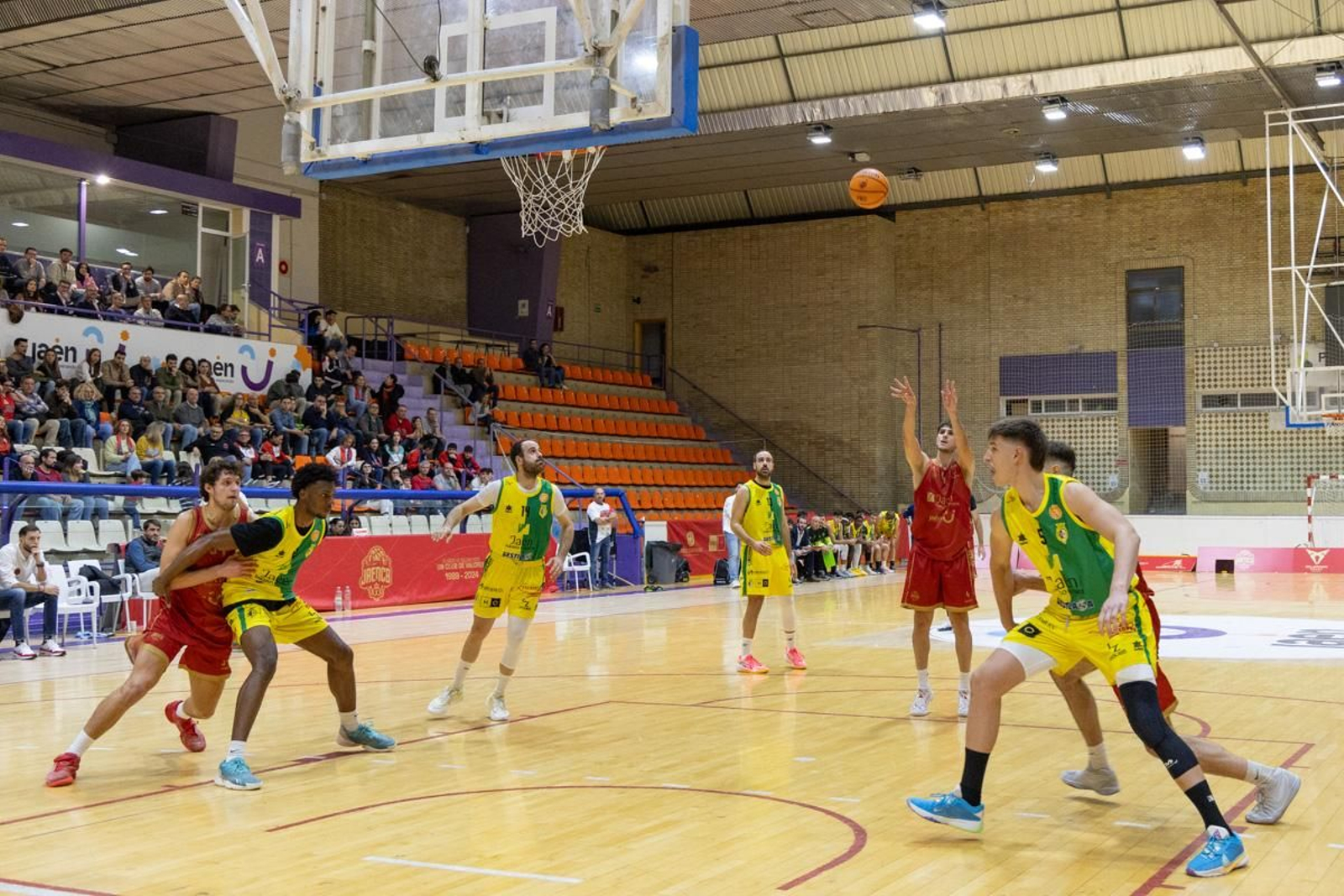 La Salobreja vibra con el derbi de la capital entre Jaén CB y Jaén FS, en imágenes
