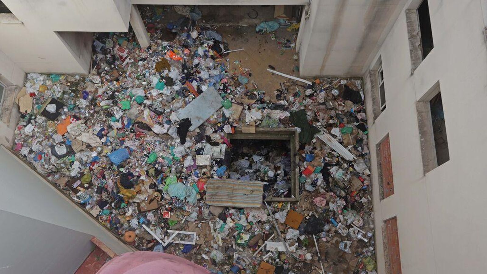 Basura acumulada en el edificio okupa de El Secano