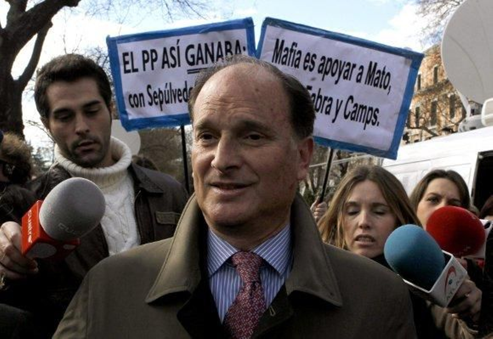 Hacienda concluye que los regalos y sobres al ex marido de Mato no son delito fiscal