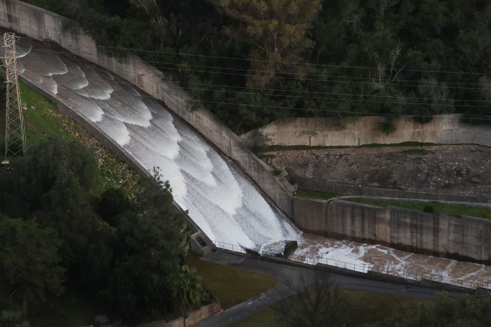 Fotos del desembalse del pantano de Guadarranque, al límite de su capacidad