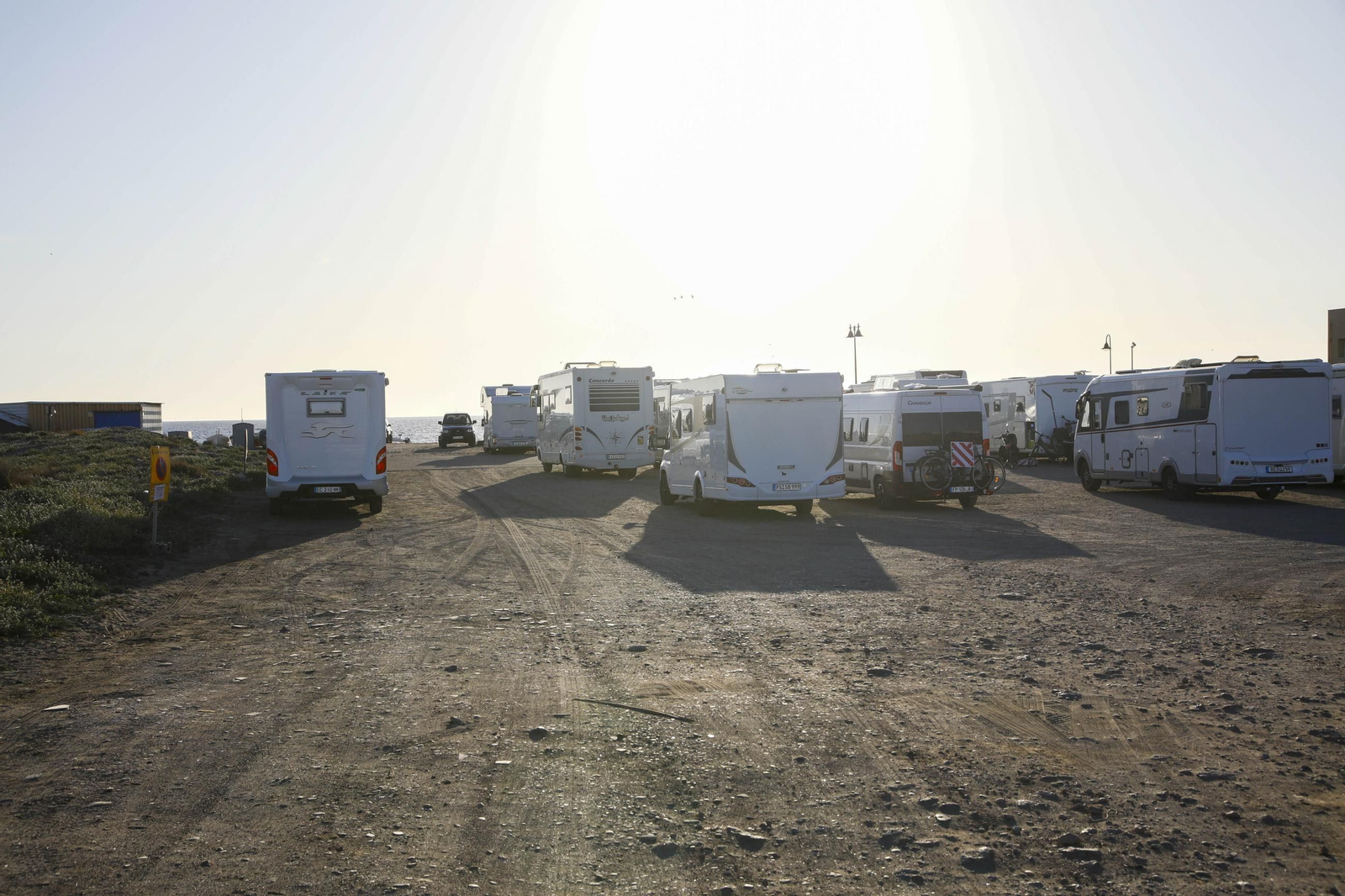 Autocaravanas estacionadas en la playa de Cabo de Gata, en imágenes