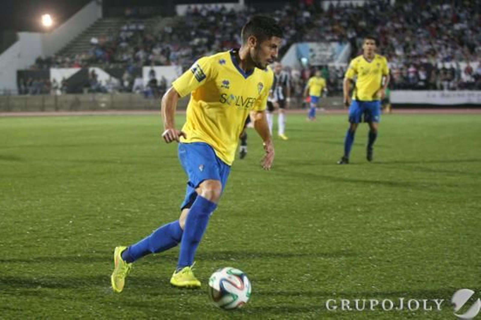 Espinosa avanza con el balón. 

Foto: Paco Guerrero