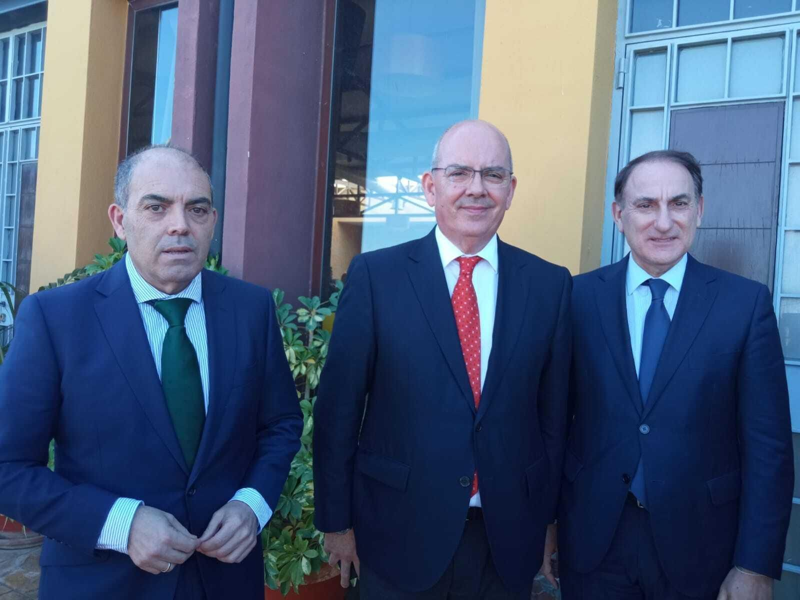 Javier Sánchez Roja (CEC), en el centro, con el presidente de ATA, Lorenzo Amor, y el presidente de CEA, Javier González de Lara, en Arcos