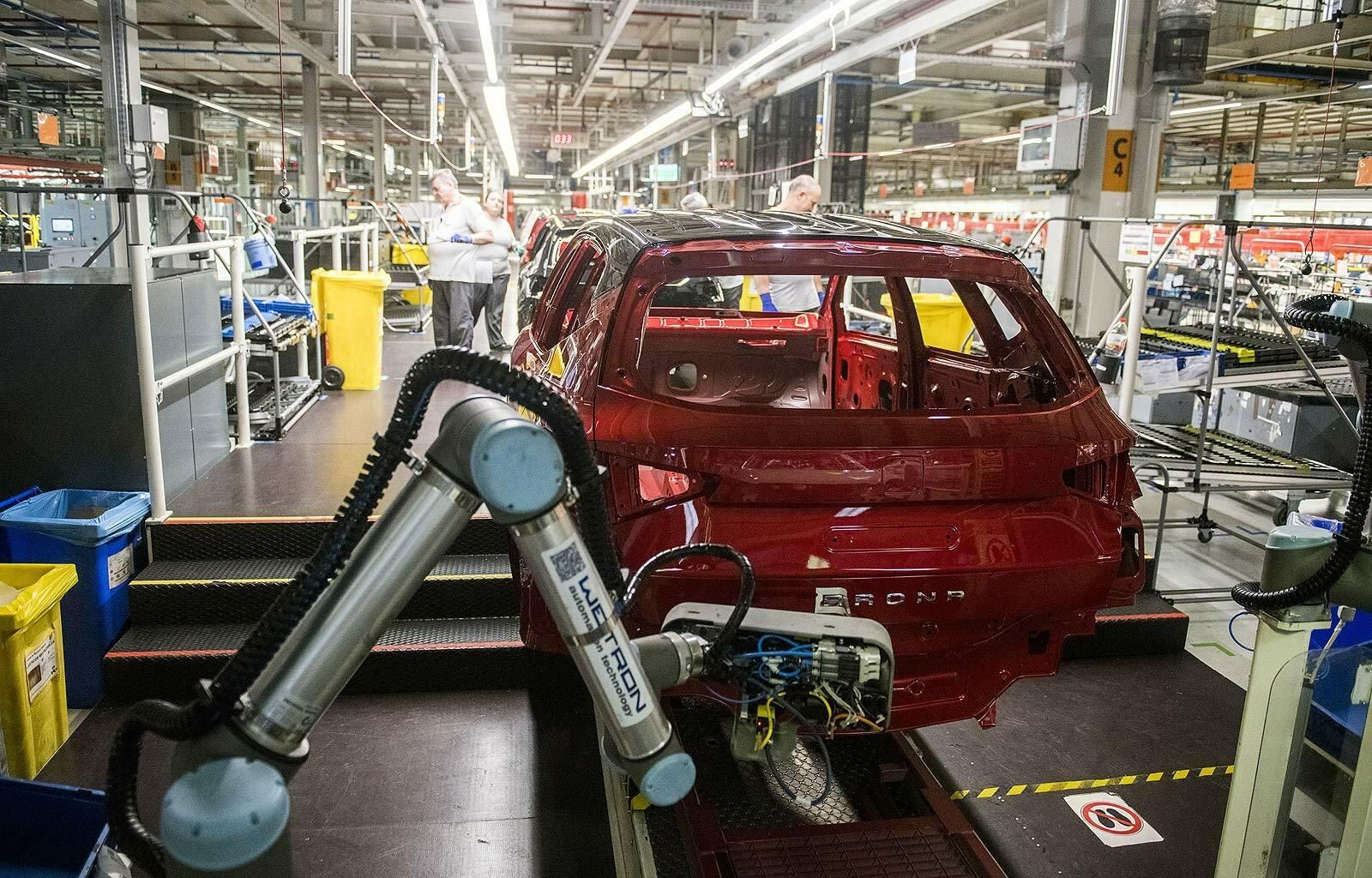 Los robots ya se mezclan entre los trabajadores en la planta de Seat en Barcelona