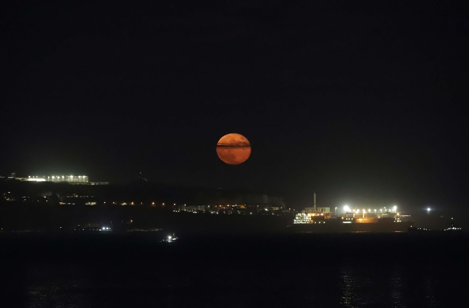 La 'Luna del cazador' ilumina el Campo de Gibraltar