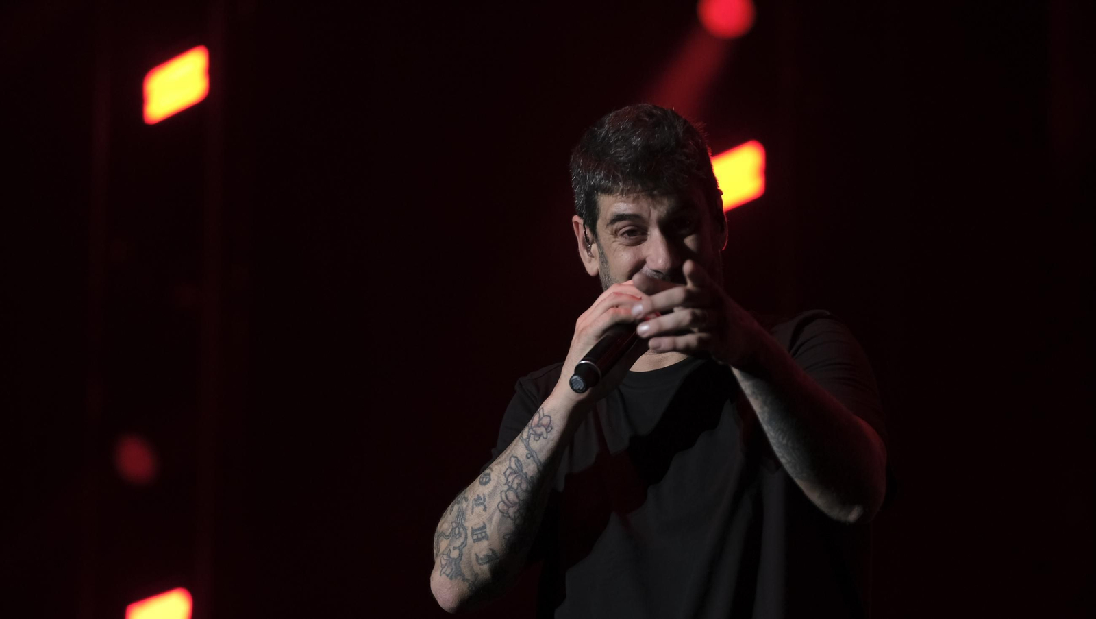 El concierto de Melendi llena de fans la Plaza de Toros de Almería, en imágenes