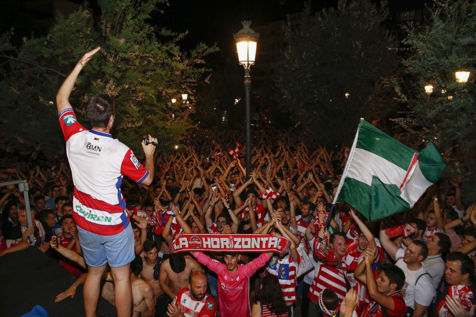 Las mejores imágenes de cómo Granada celebró el ascenso en la Fuente de las Batallas