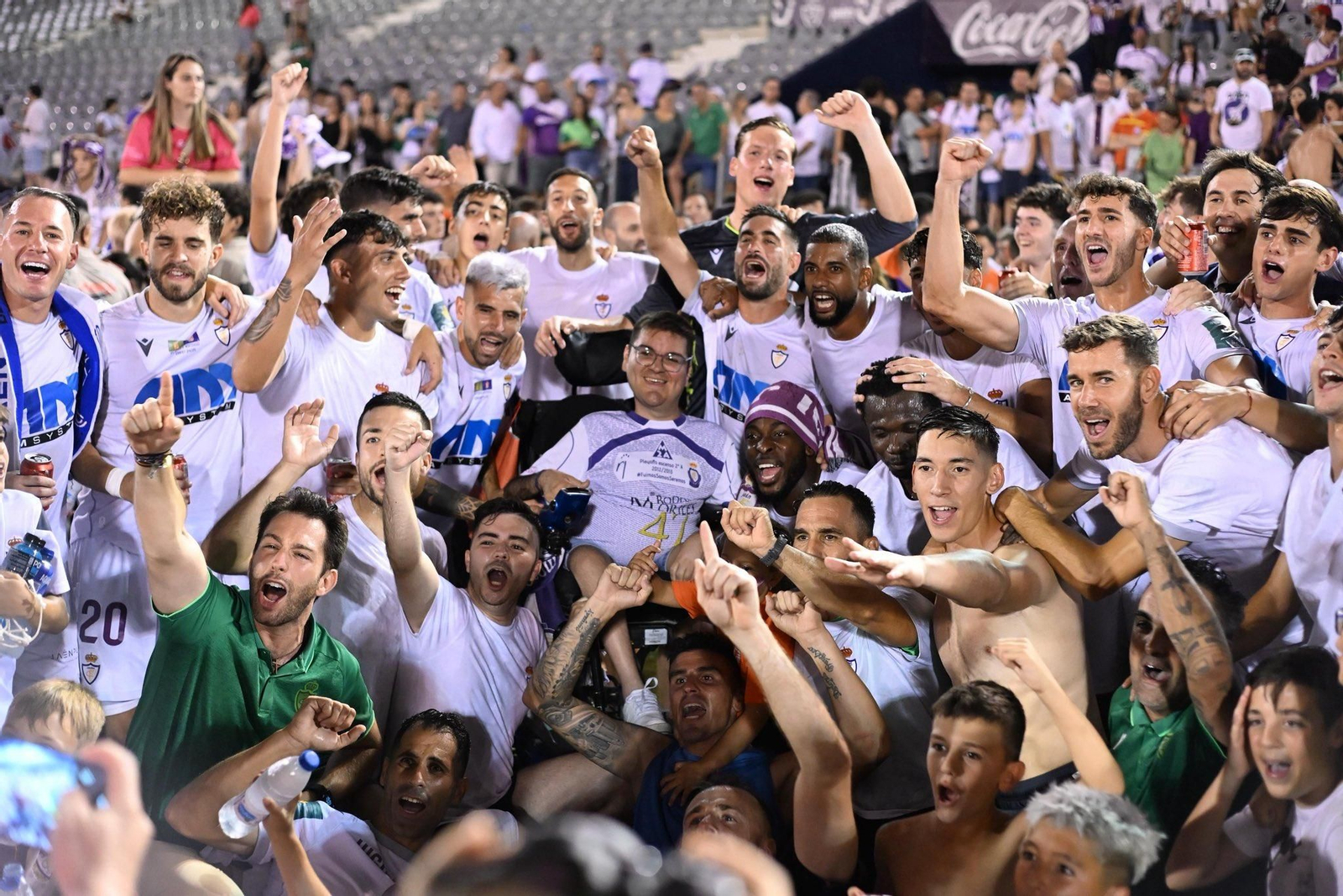 La piña del Real Jaén en el césped del Nuevo Estadio de La Victoria tras el pitido final.