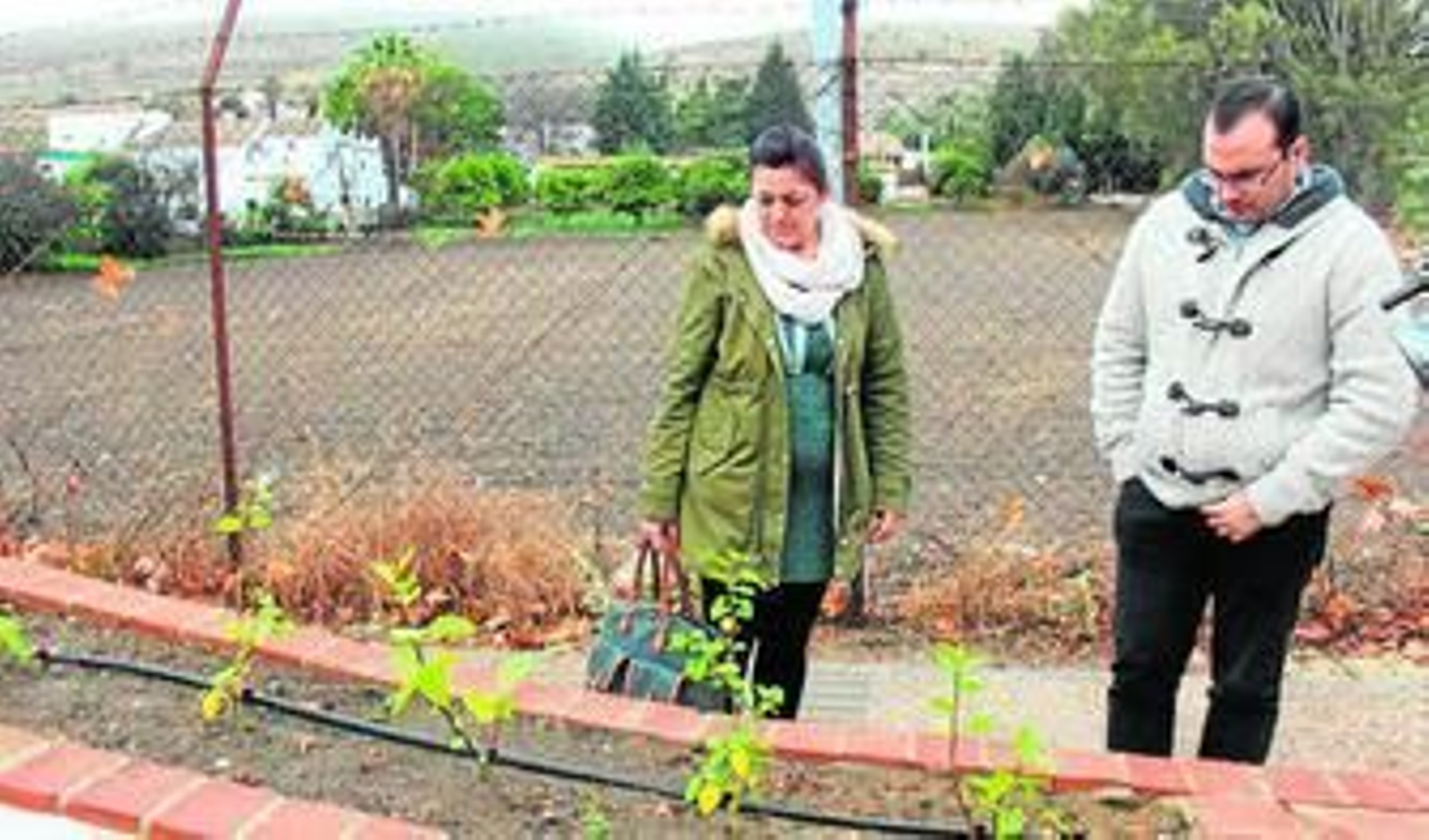 El alcalde y la delegada municipal de Parques y Jardines supervisan los trabajos.