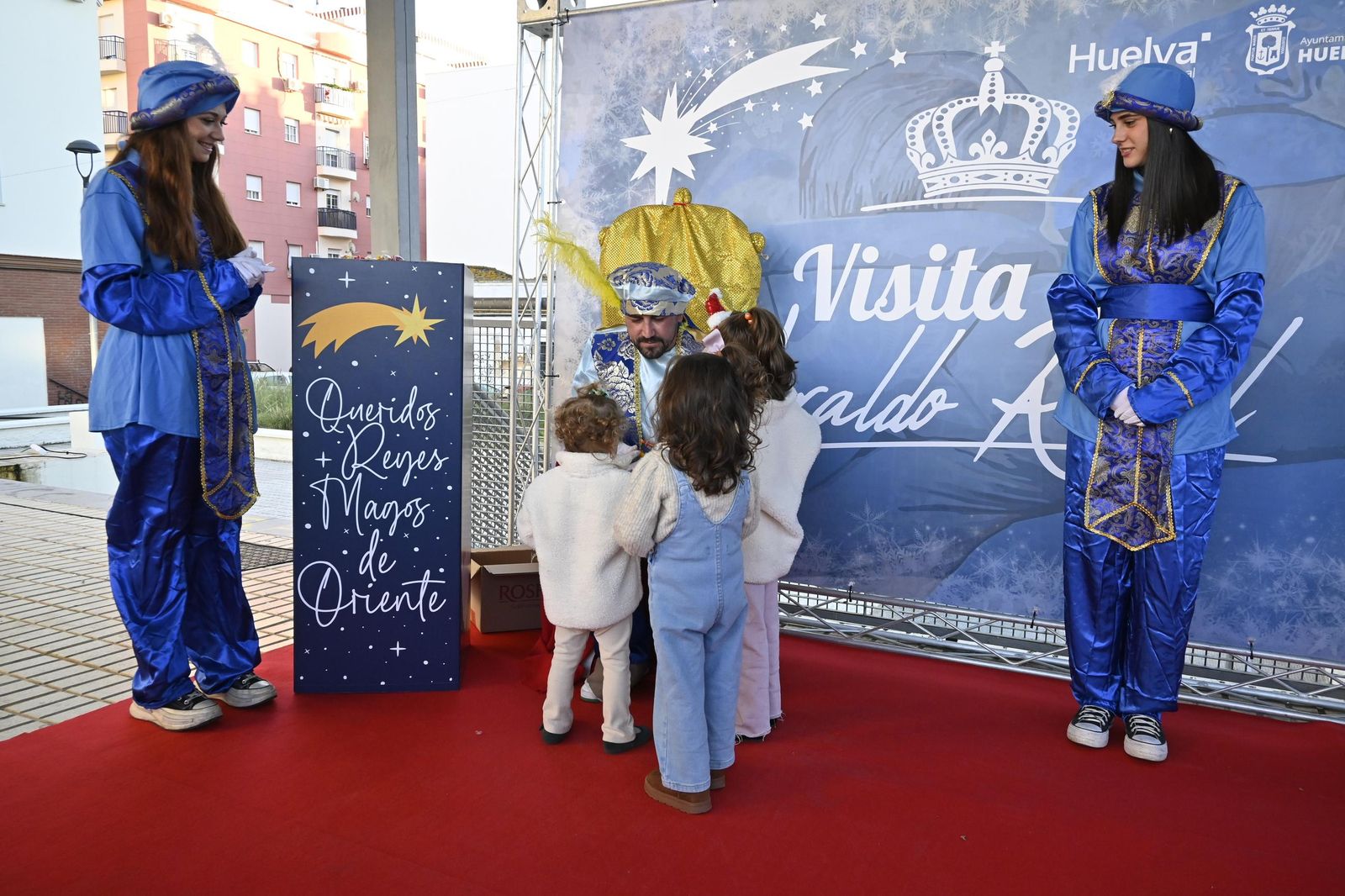 Recogida de cartas del paje real en la plaza Miguel Raya en el Molino, en imágenes