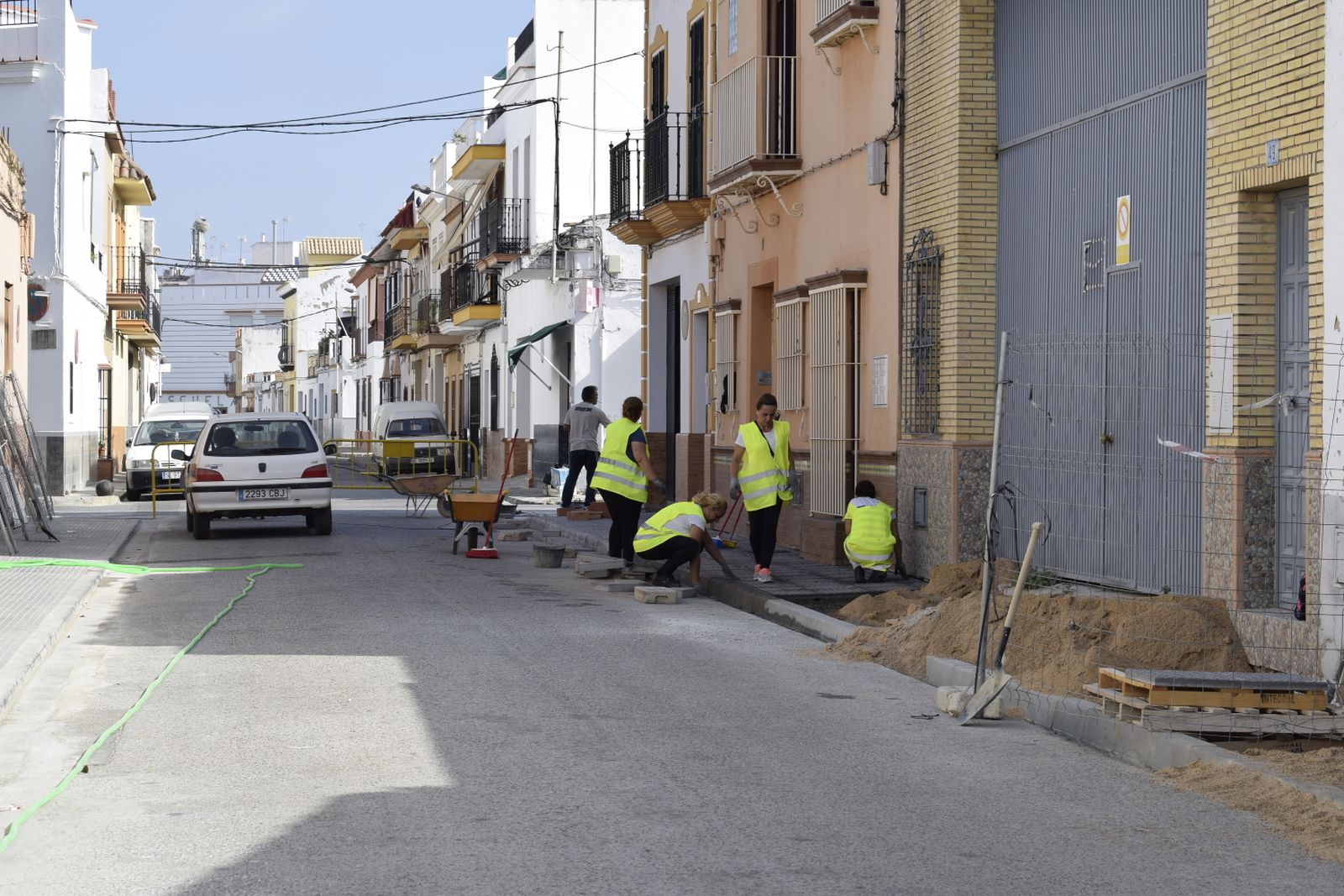 Renovación del acerado de la calle Mariano Benlliure de Los Palacios y Villafranca.