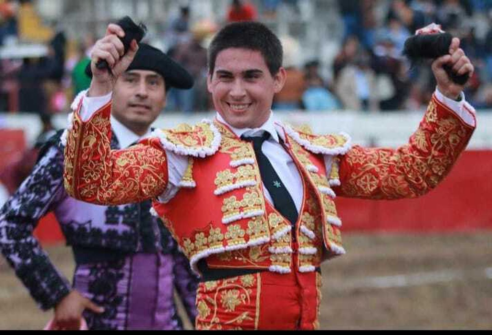José Cabrera pasea por el ruedo mexicano las dos orejas de su segundo.