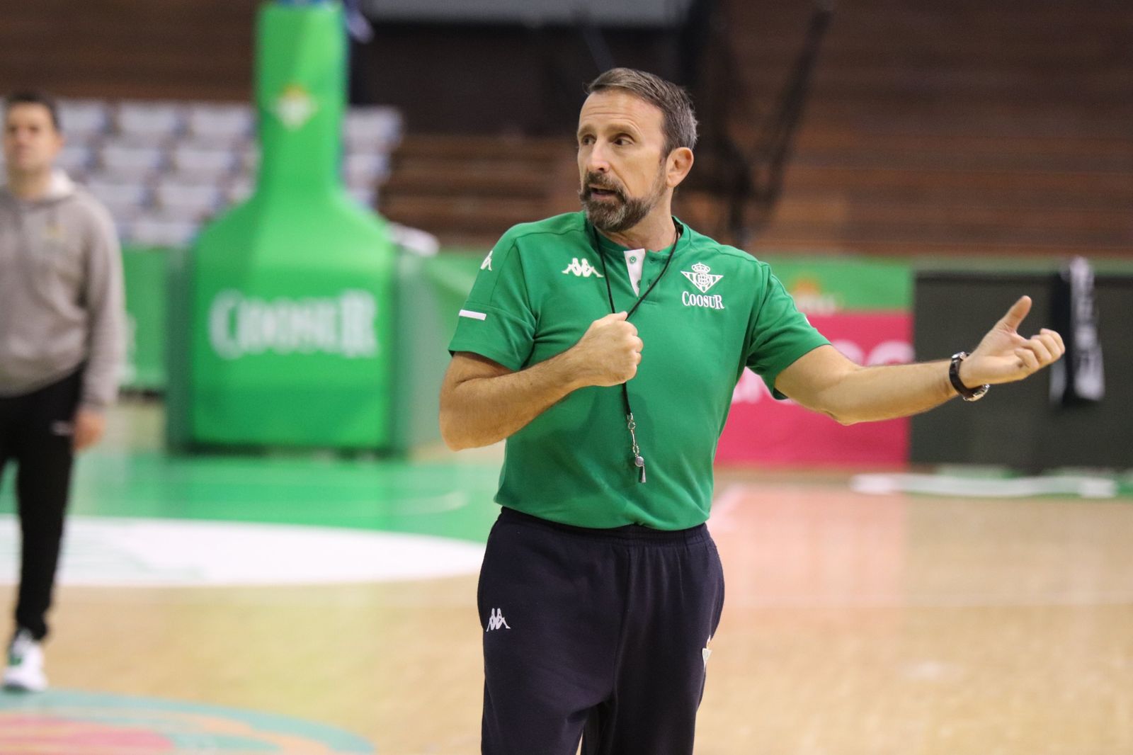 Joan Plaza da instrucciones a sus jugadores en un entrenamiento.