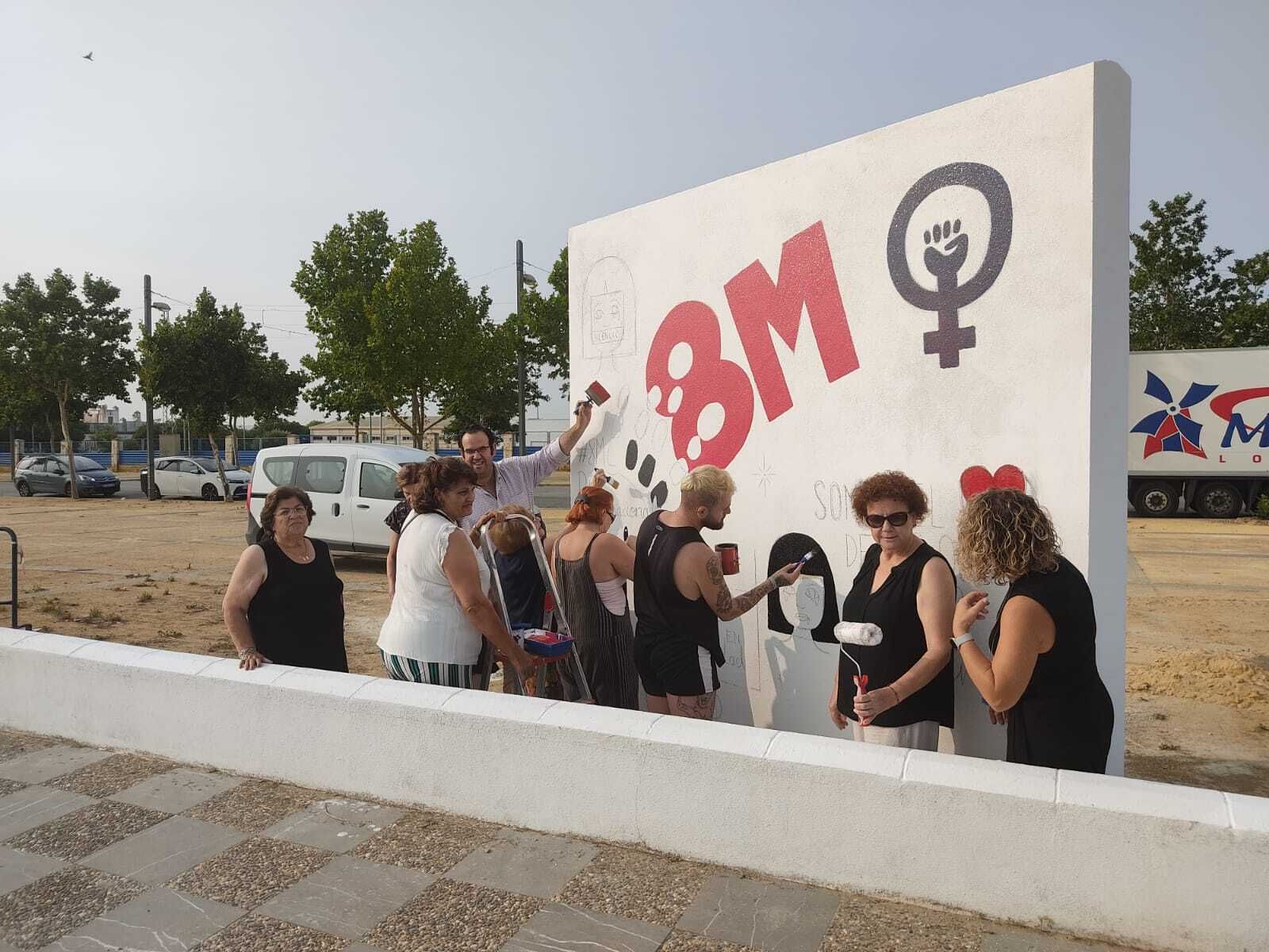 Un momento de la elaboración del mural dedicado al 8M, en La Barca, este miércoles.